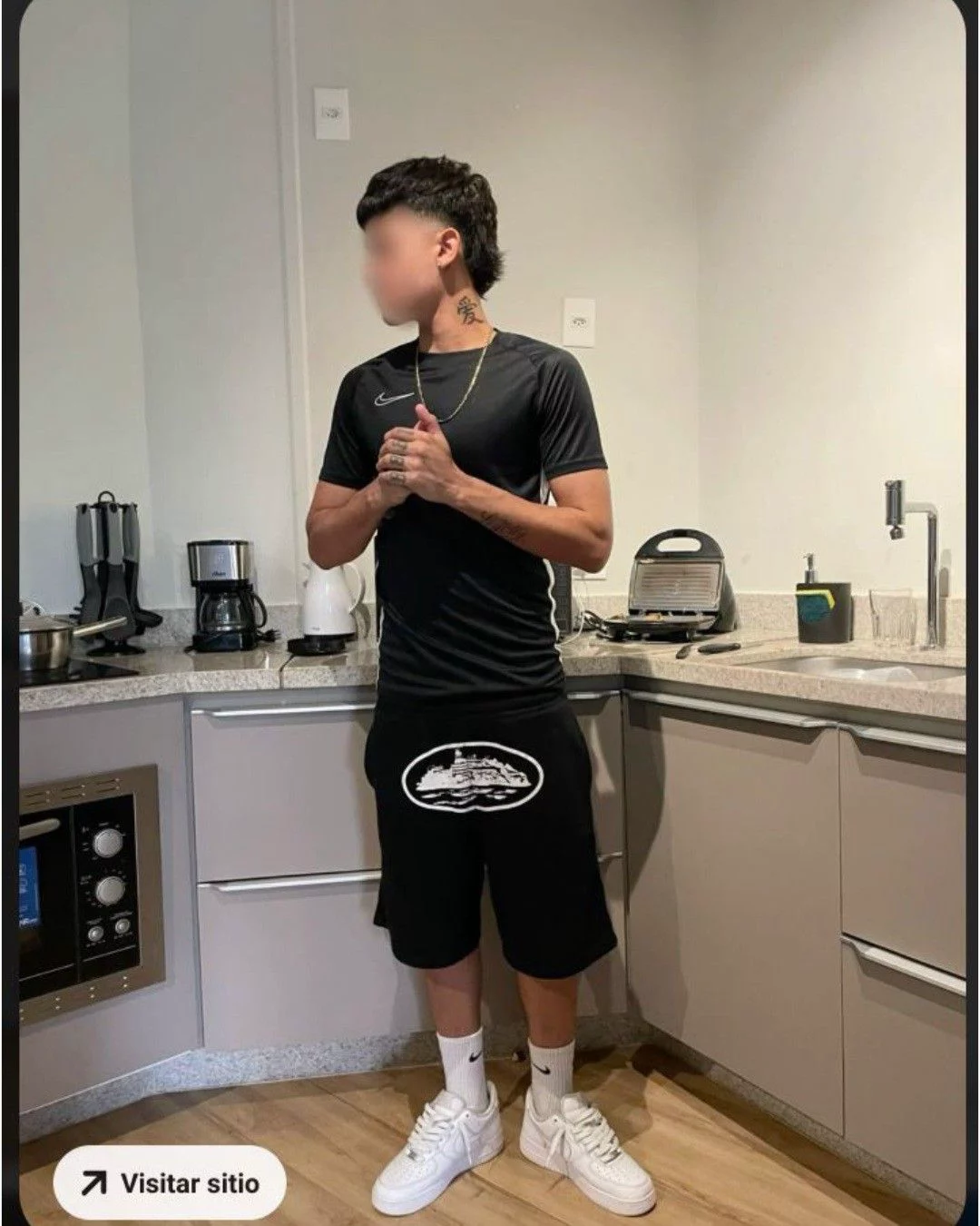 Black tee with Corteiz Alcatraz shorts