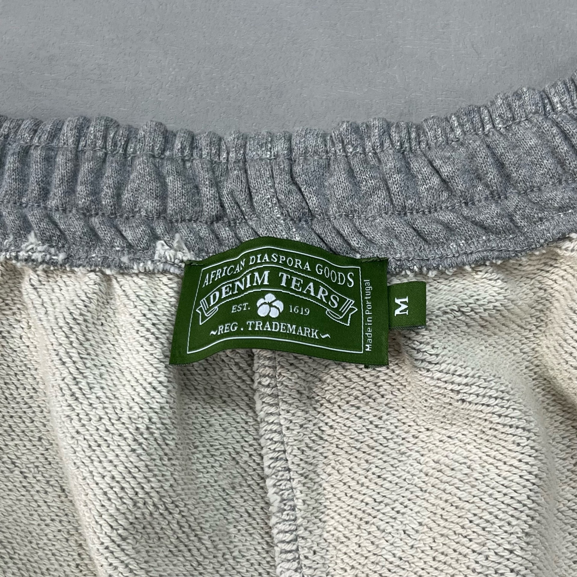 Étiquette verte Denim Tears short gris