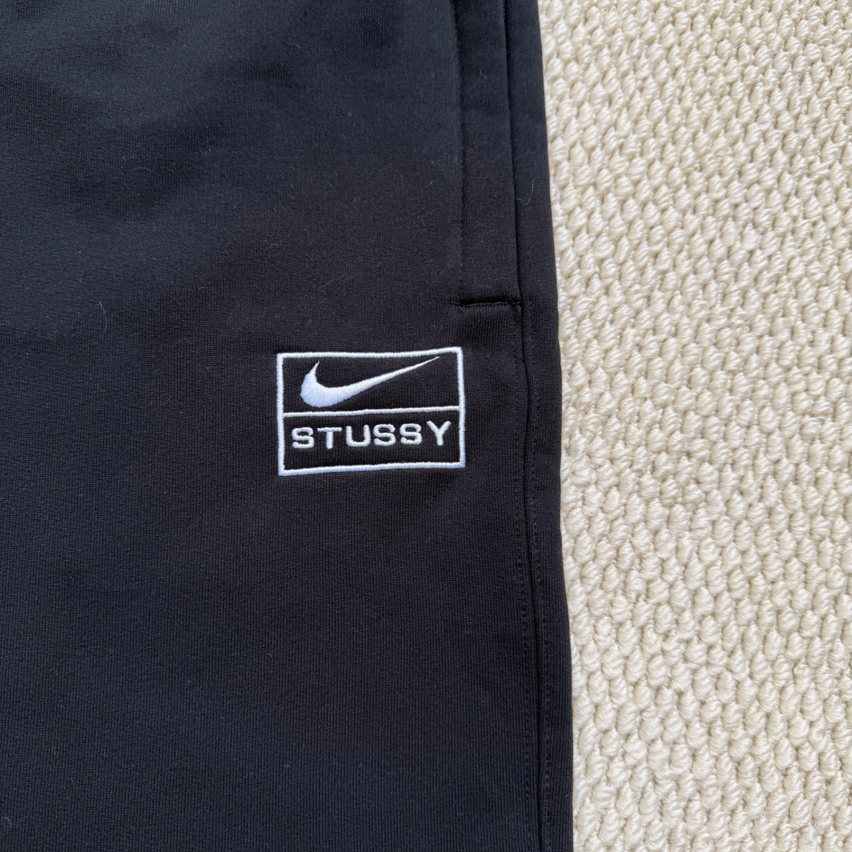 Détail logo brodé short noir