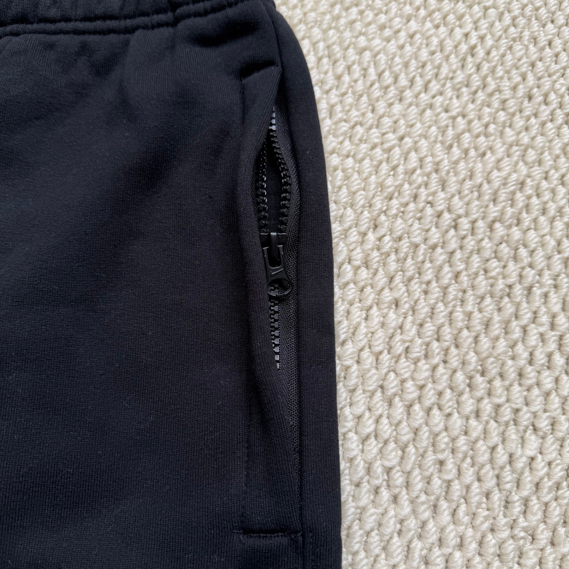 Détail poche zippée short noir