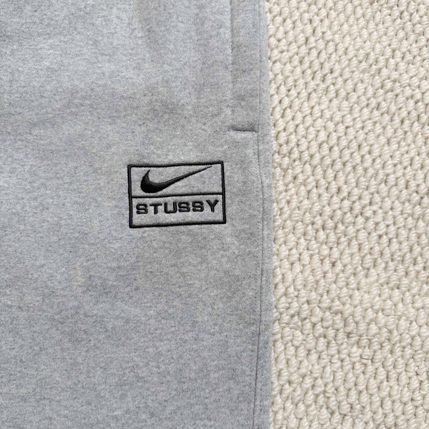 Détail logo brodé short gris