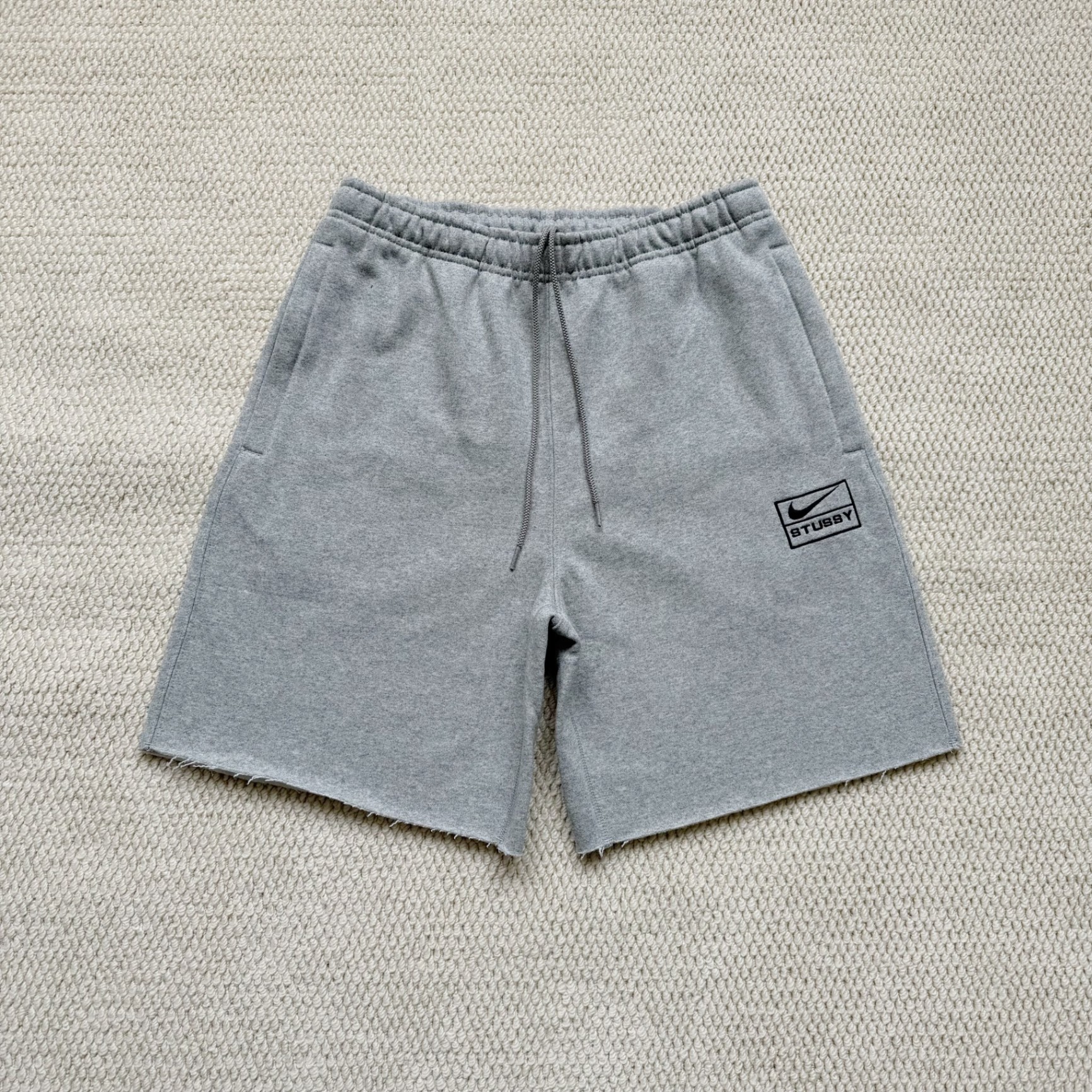 Short Stüssy Nike gris vue avant
