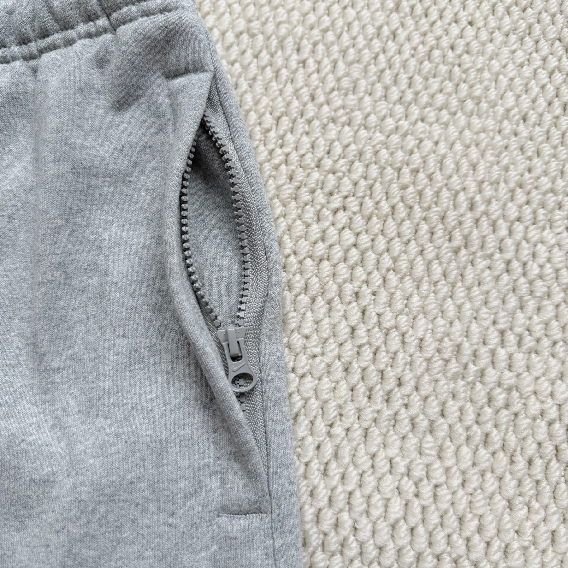 Détail poche zippée short gris